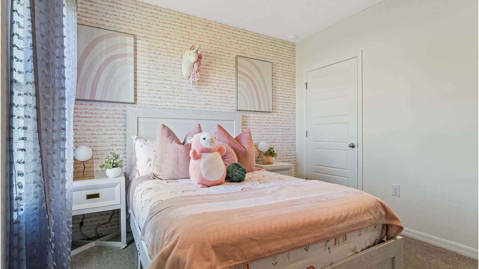 Kids bedroom with full size bed and closet