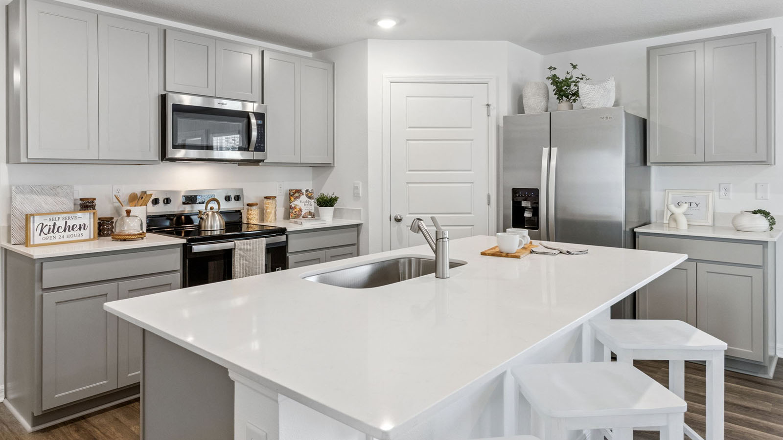 Kitchen with large island