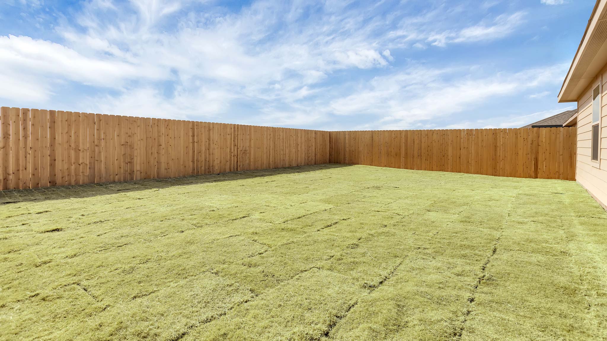 Overview of spacious private fenced-in backyard