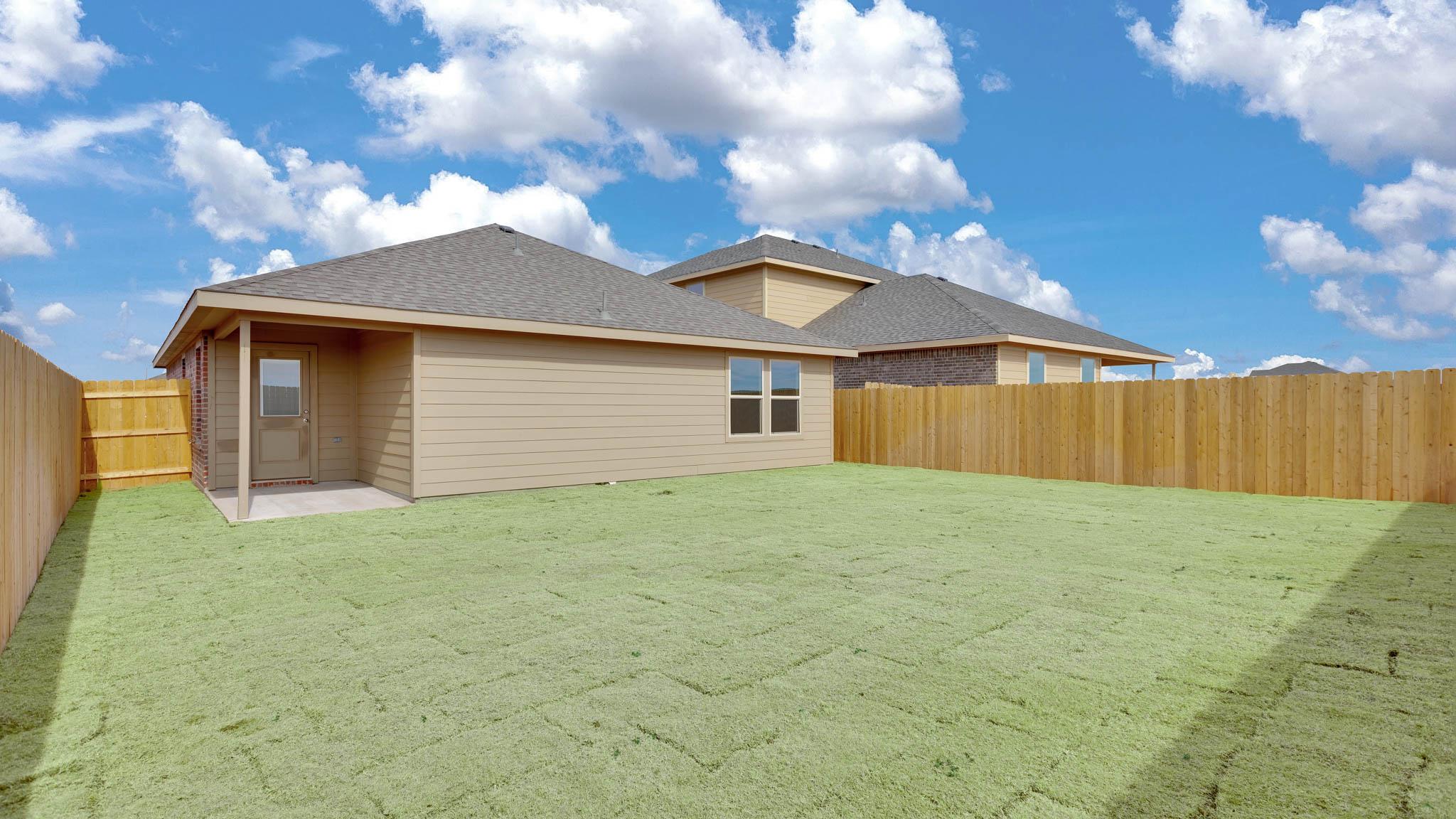 Overview of spacious private fenced-in backyard