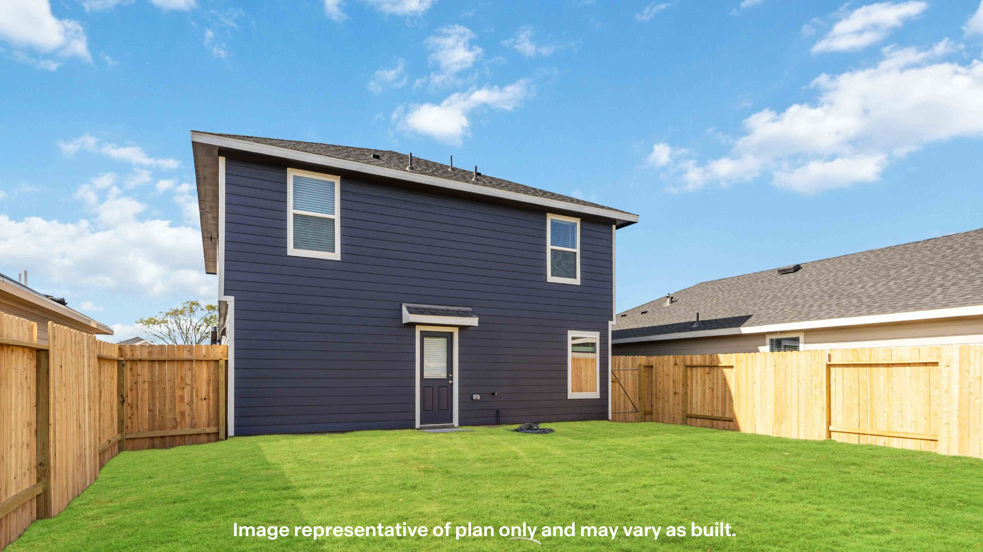 Overview of spacious private fenced-in backyard