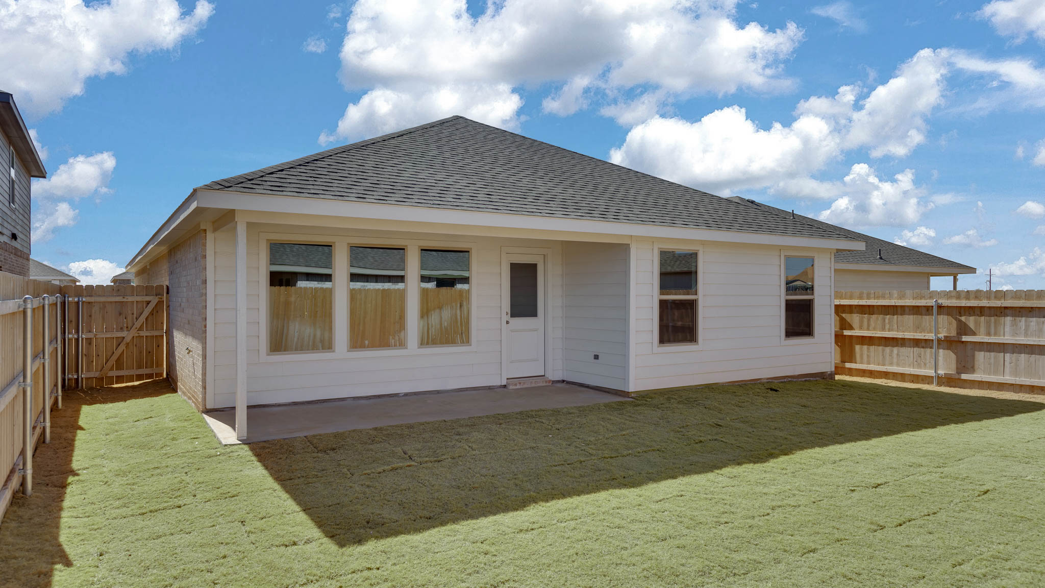 Overview of spacious private fenced-in backyard