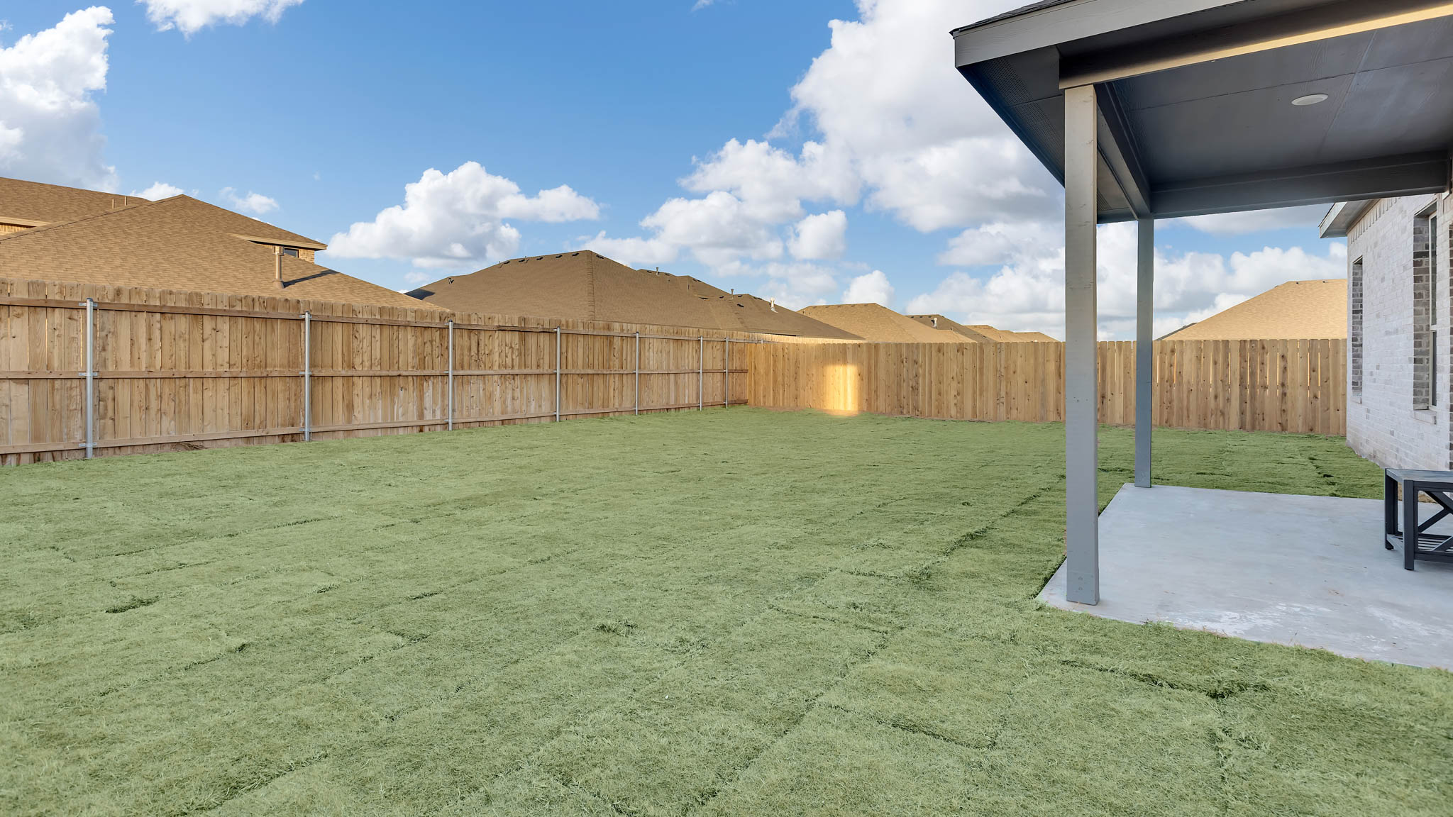 Overview of spacious private fenced-in backyard