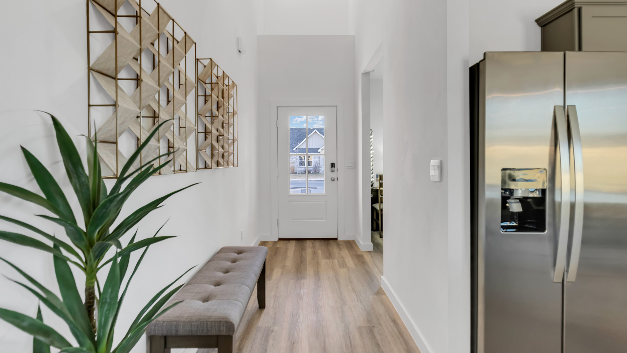 Spacious front foyer and entryway space hallway into the kitchen area