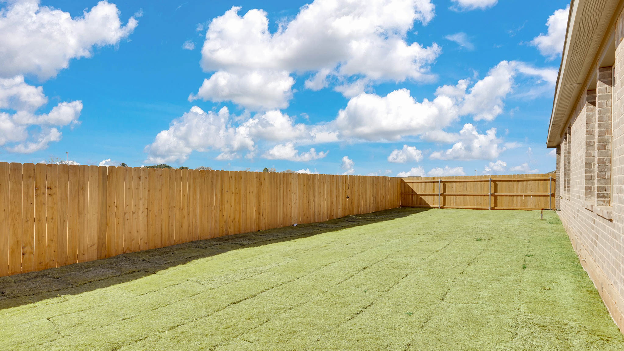 Overview of spacious private fenced-in backyard