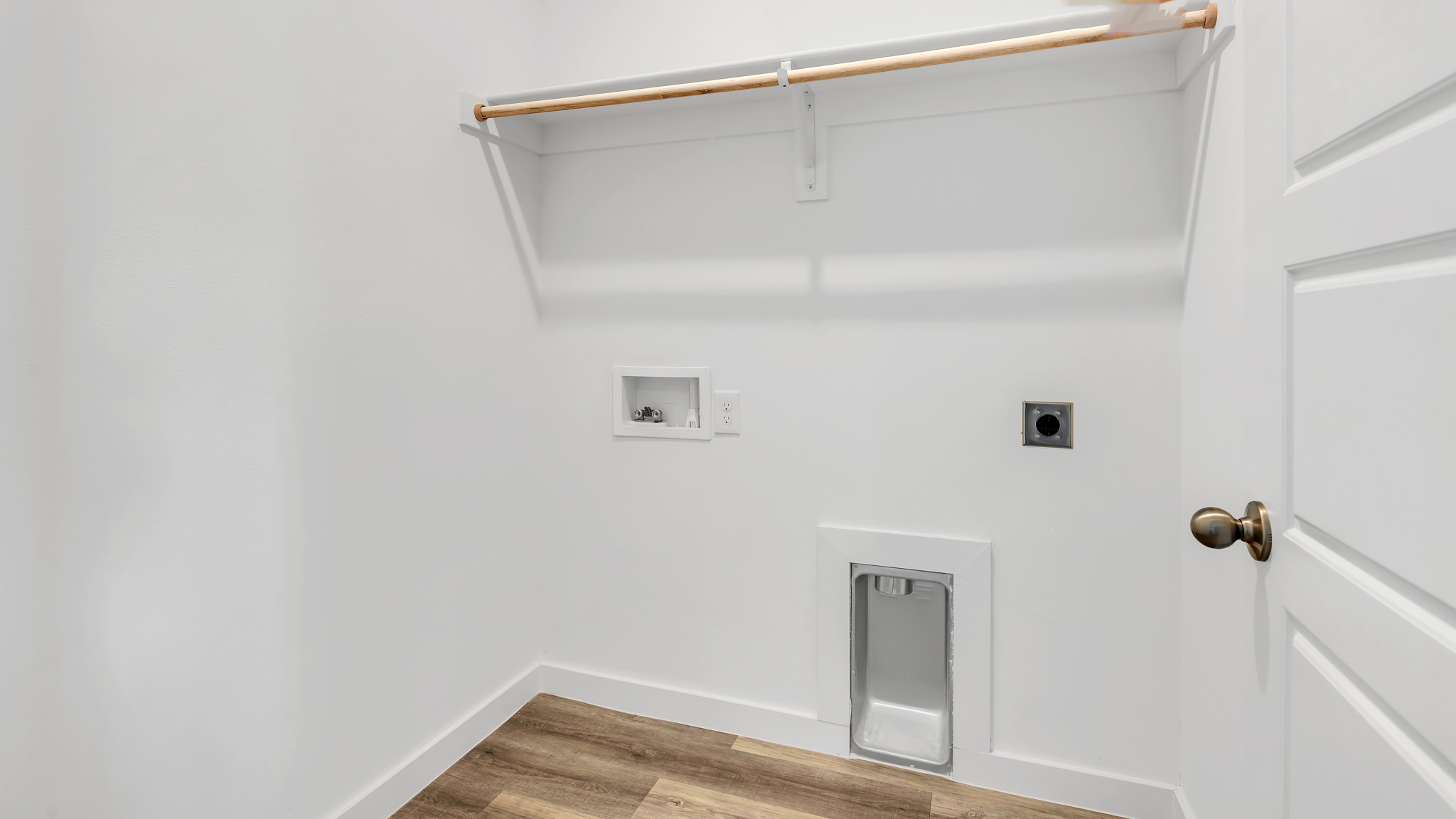 Laundry utility room with extra storage space