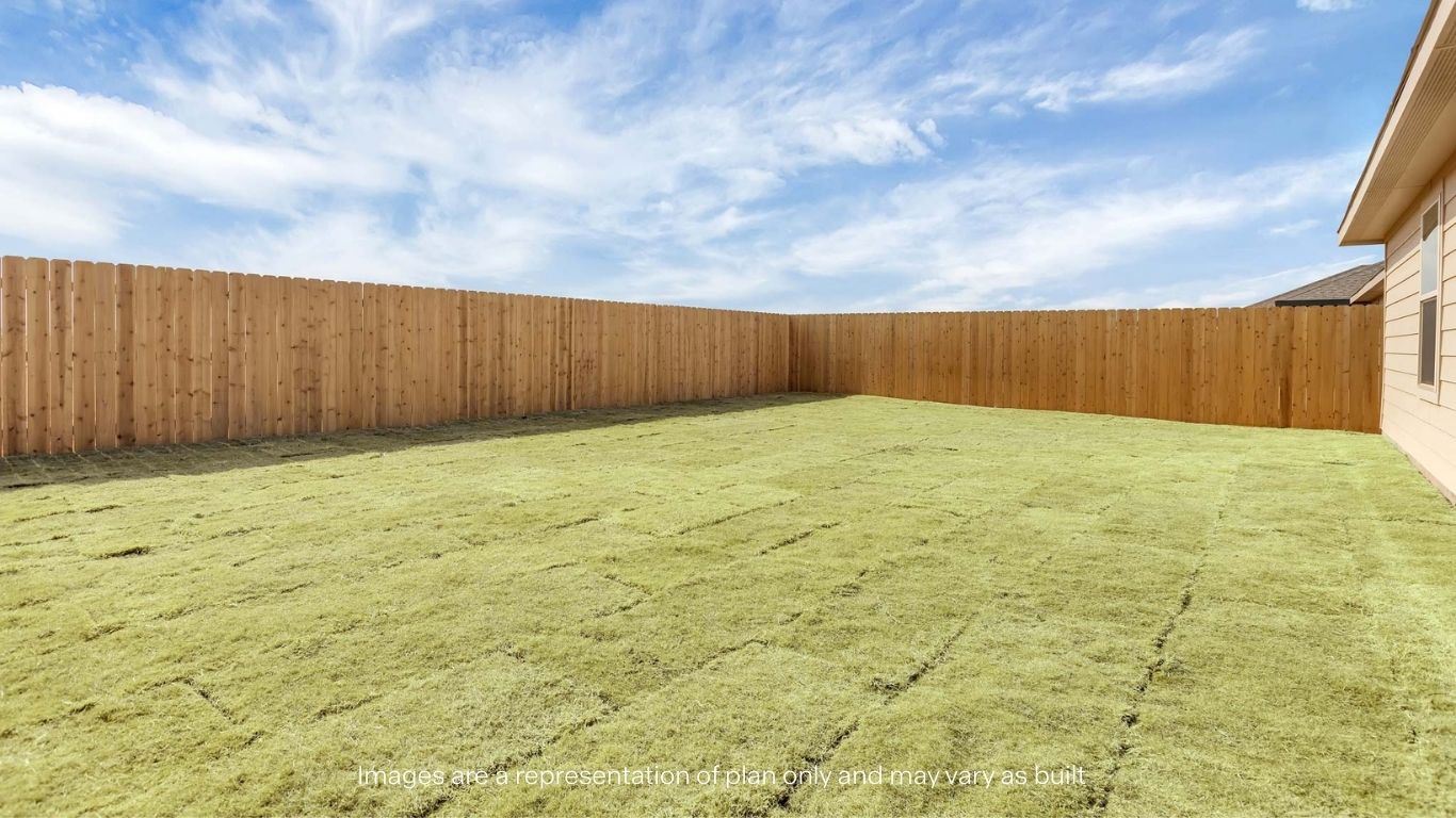 Overview of spacious private fenced-in backyard
