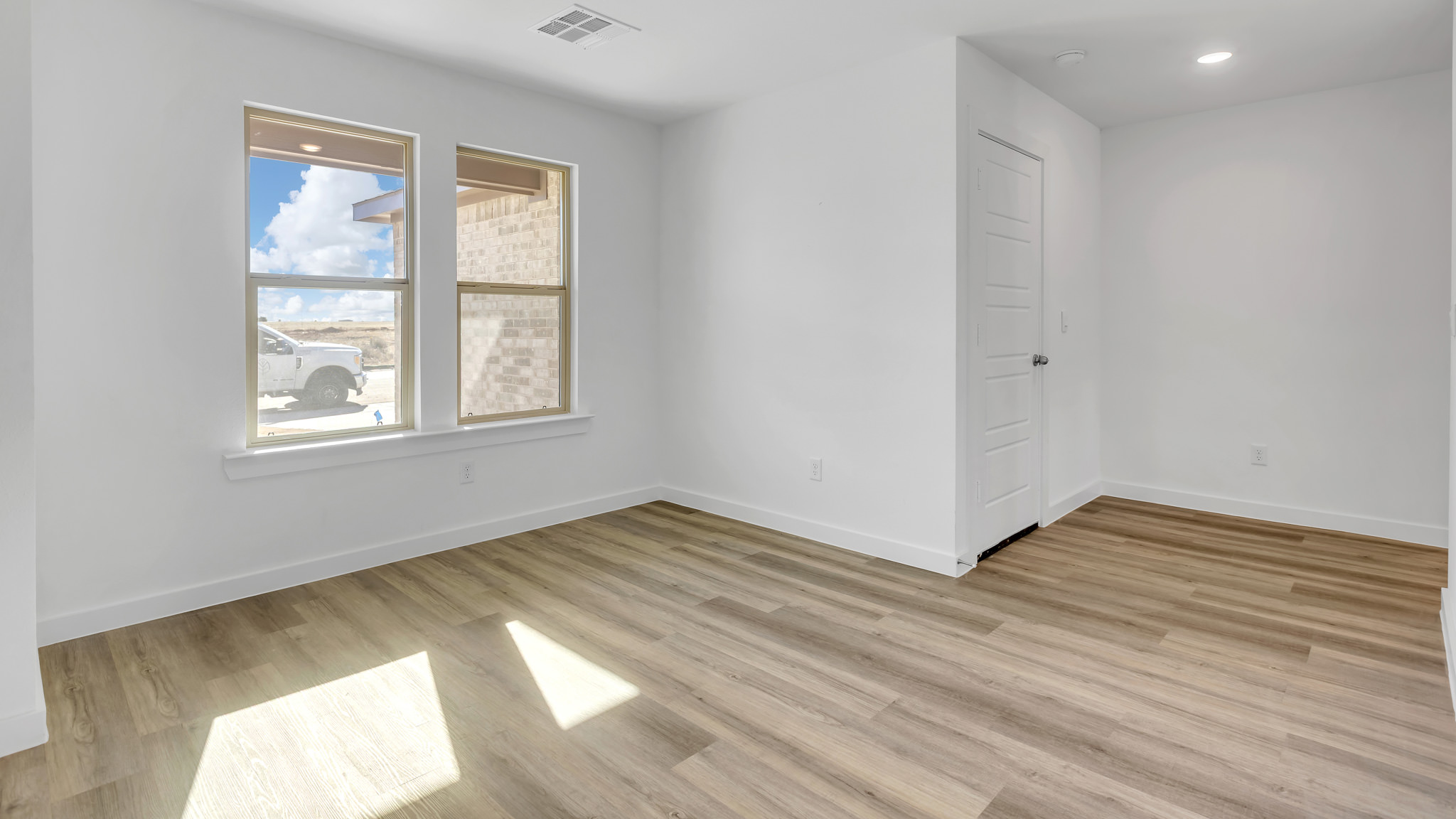 Spacious foyer entrance space