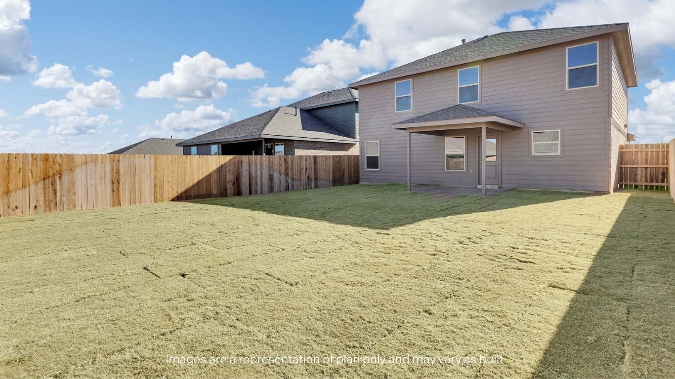 Overview of spacious private fenced-in backyard