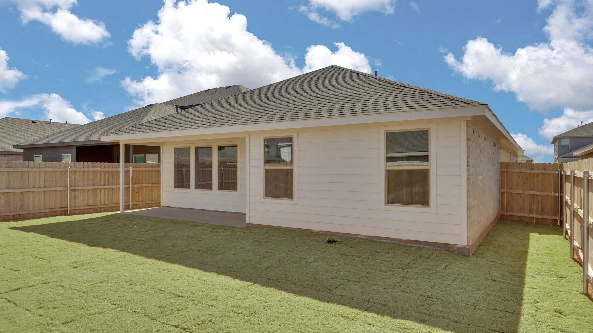 Overview of spacious private fenced-in backyard