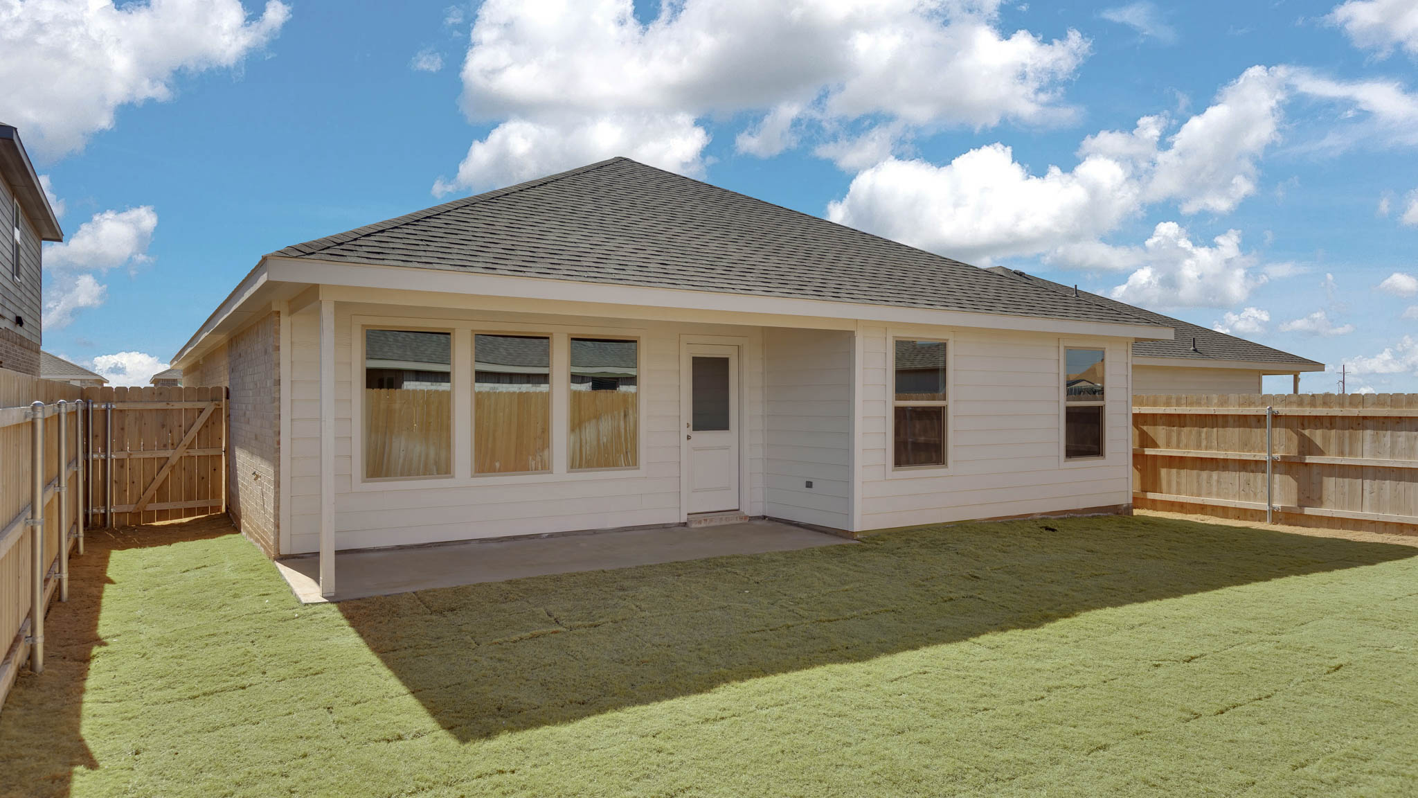 Overview of spacious private fenced-in backyard
