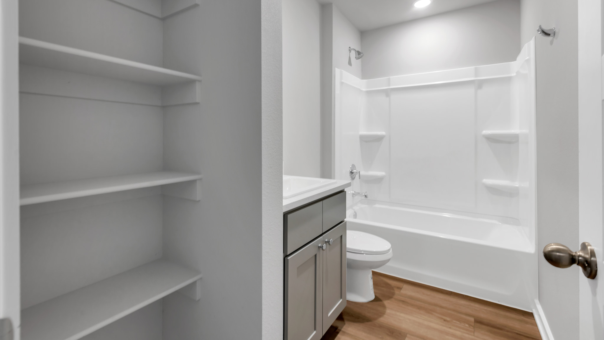 Gest bathroom located between bedrooms