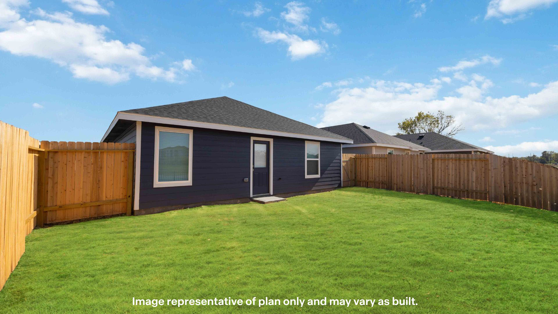 Overview of spacious private fenced-in backyard