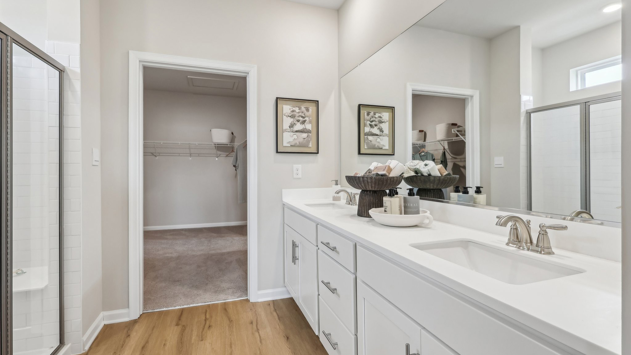 large full bathroom that goes into the walk in closet