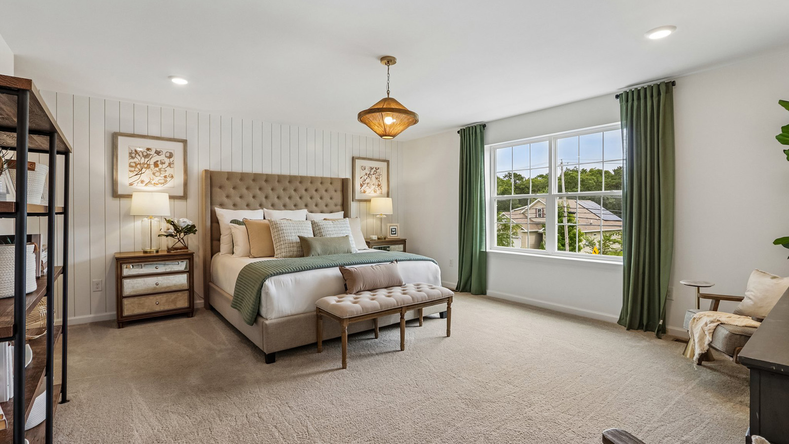 primary suite with spacious layout, large windows, en suite bath and walk in closet