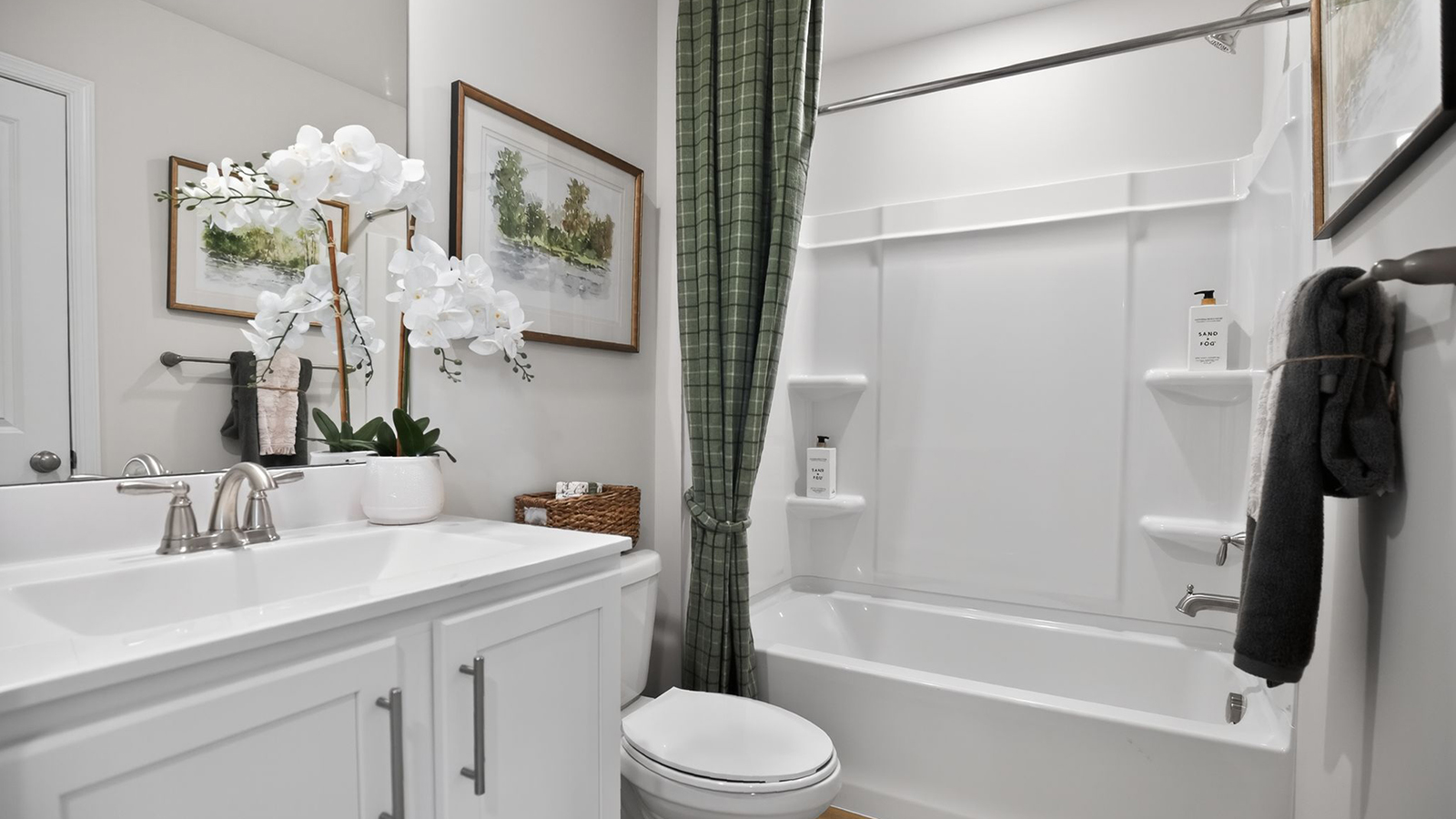 mid century modern full bathroom