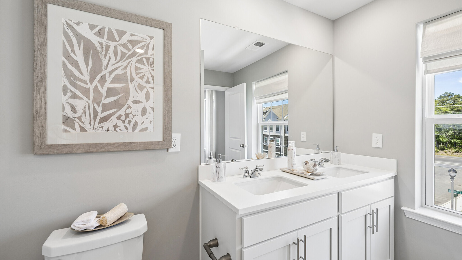 en suite bath with double vanity