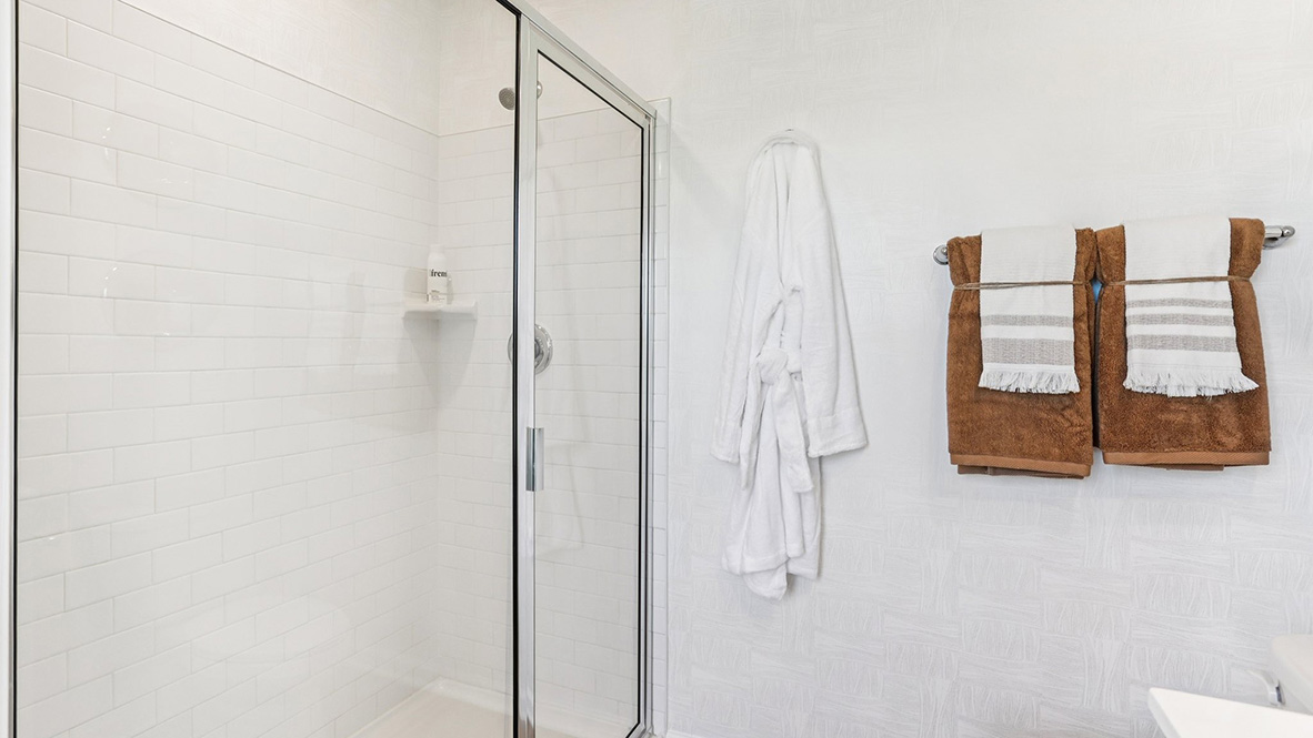 full bath with double vanity off the primary suite