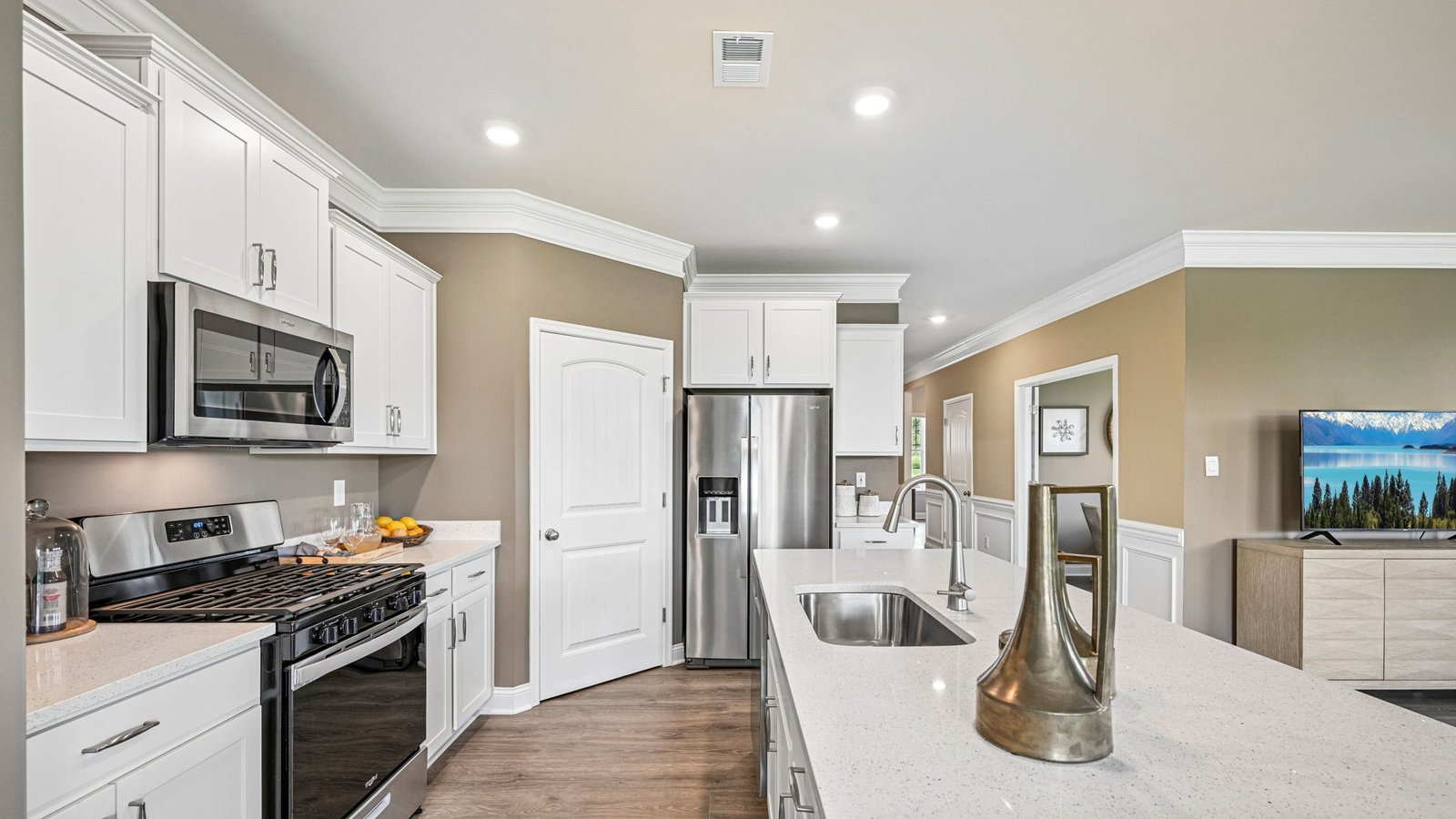 The kitchen offers a corner pantry.