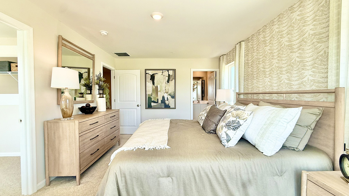 Upstairs, the spacious main bedroom comes complete with an oversized walk-in closet and a modern bathroom with a double bowl vanity, and generously sized walk-in shower.