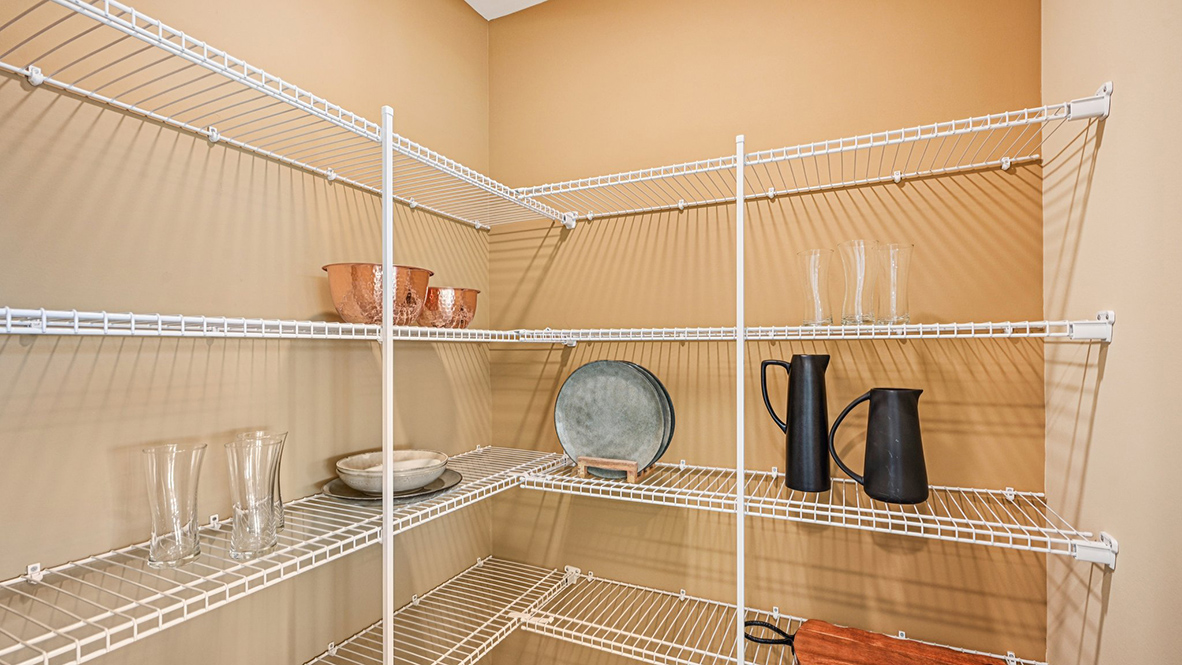 The kitchen includes a large corner pantry closet.