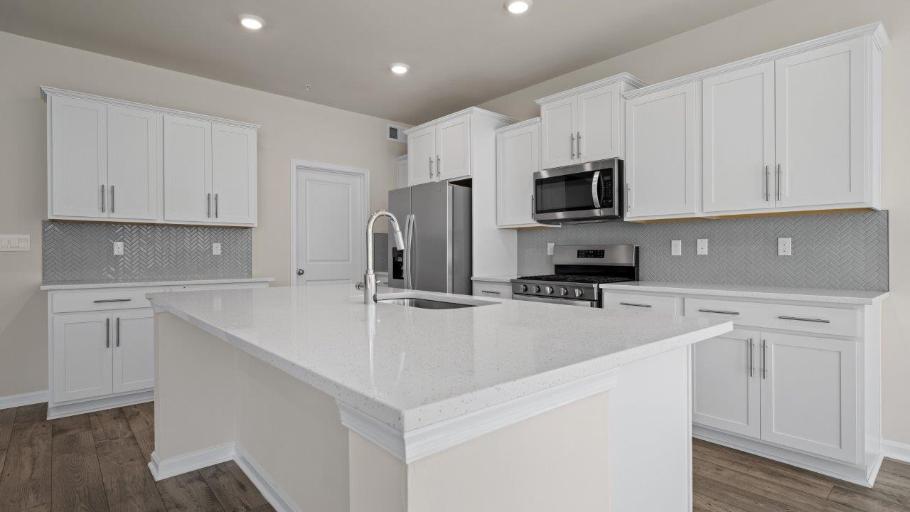 white shaker kitchen cabinets and quartz counters