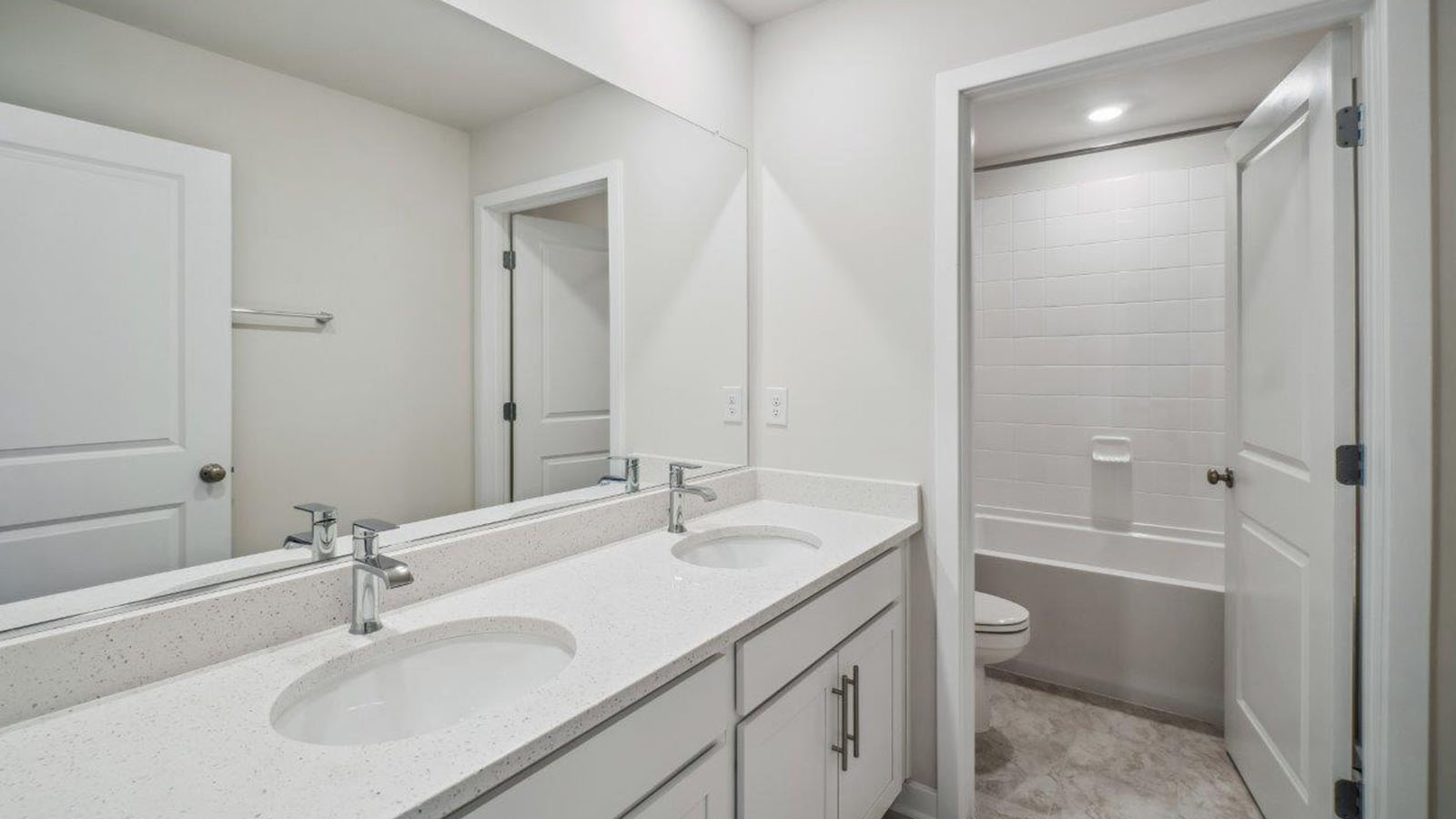 secondary full bathroom