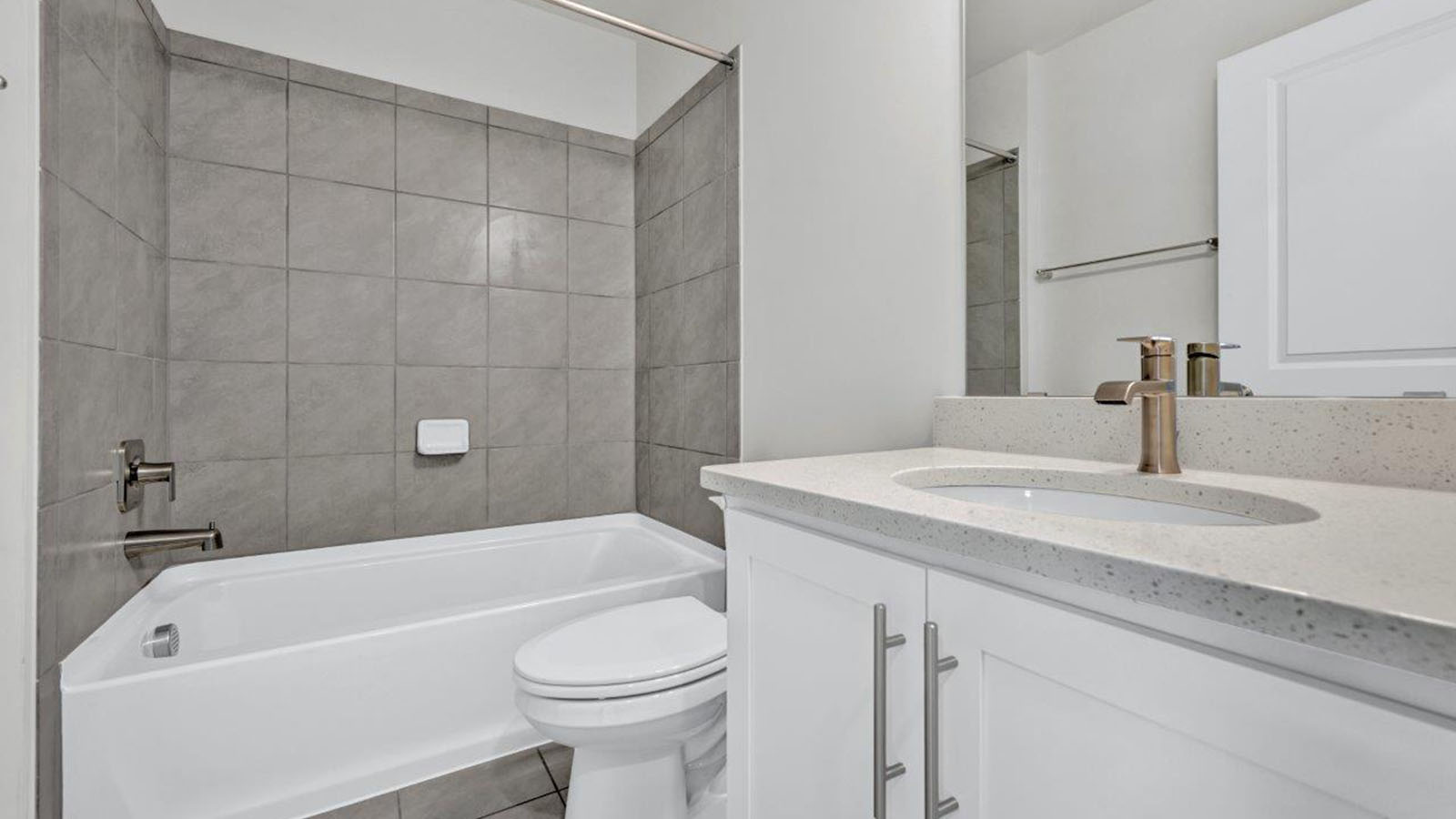 secondary full bathroom