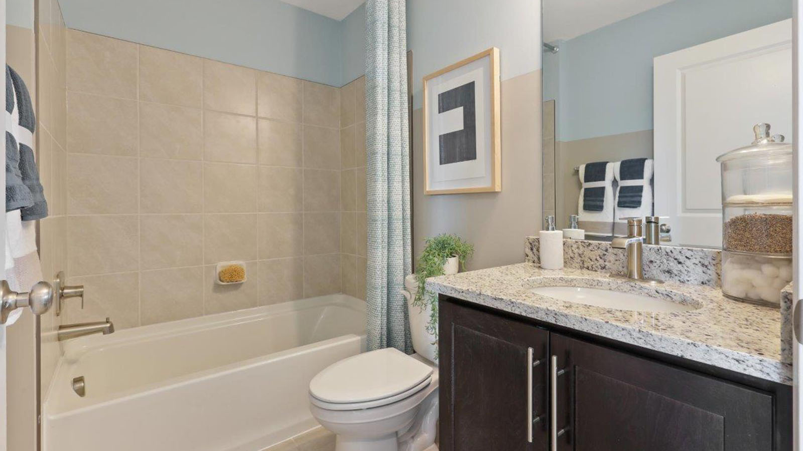 secondary full bathroom