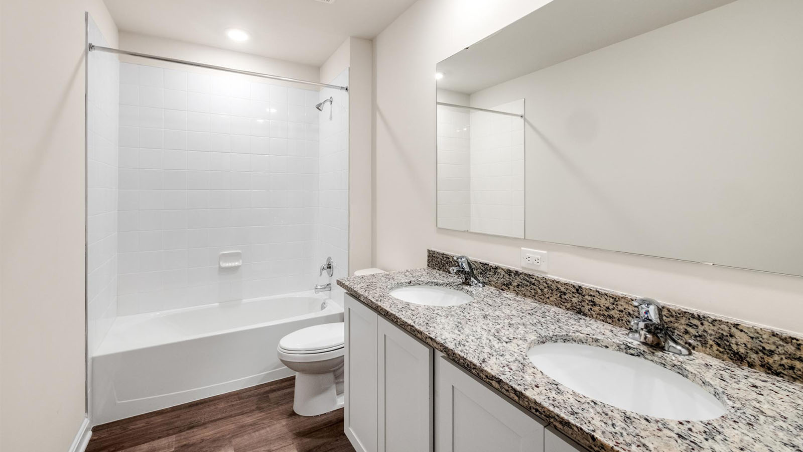 secondary full bathroom