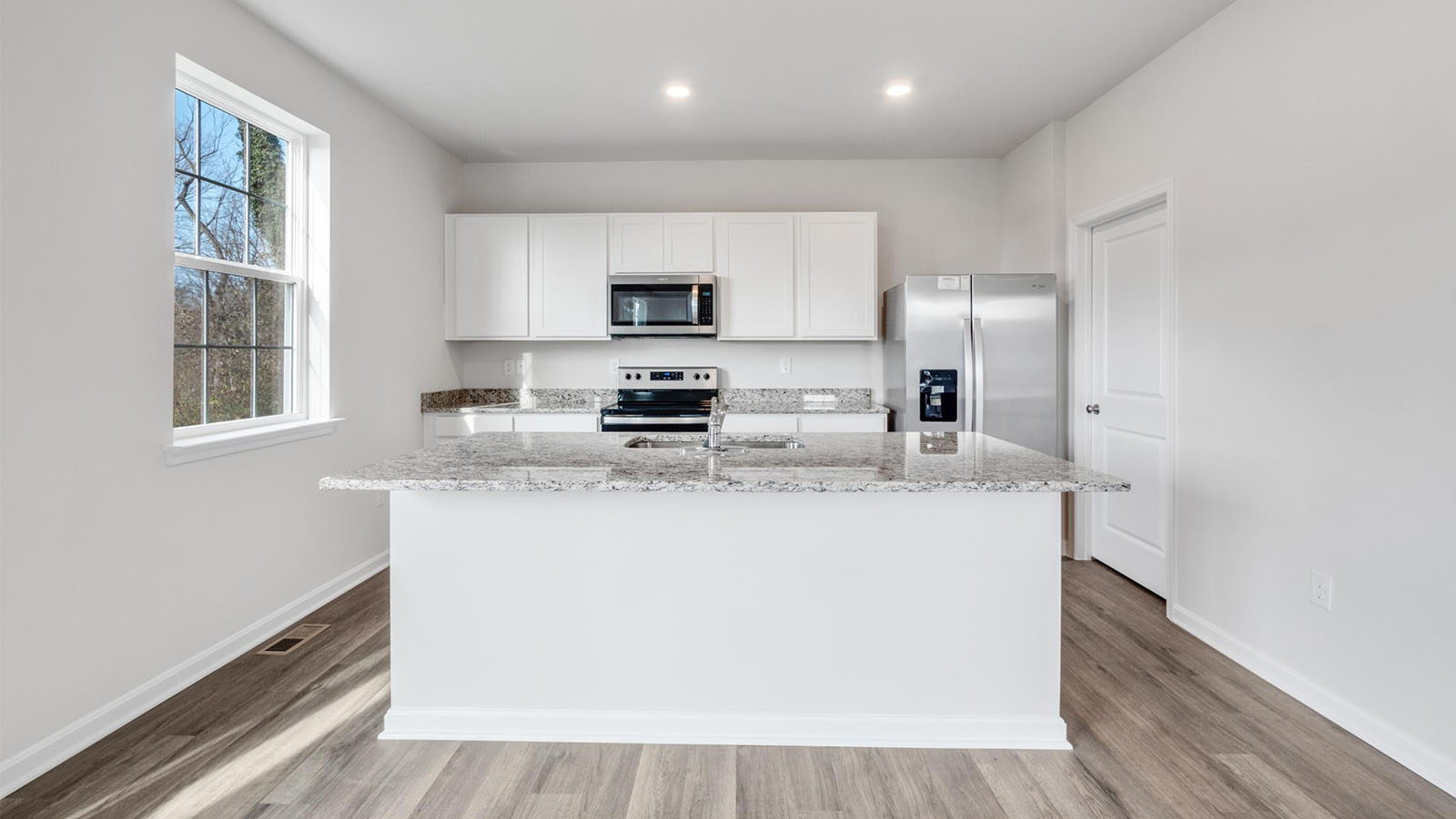 white shaker kitchen cabinets with quartz counters