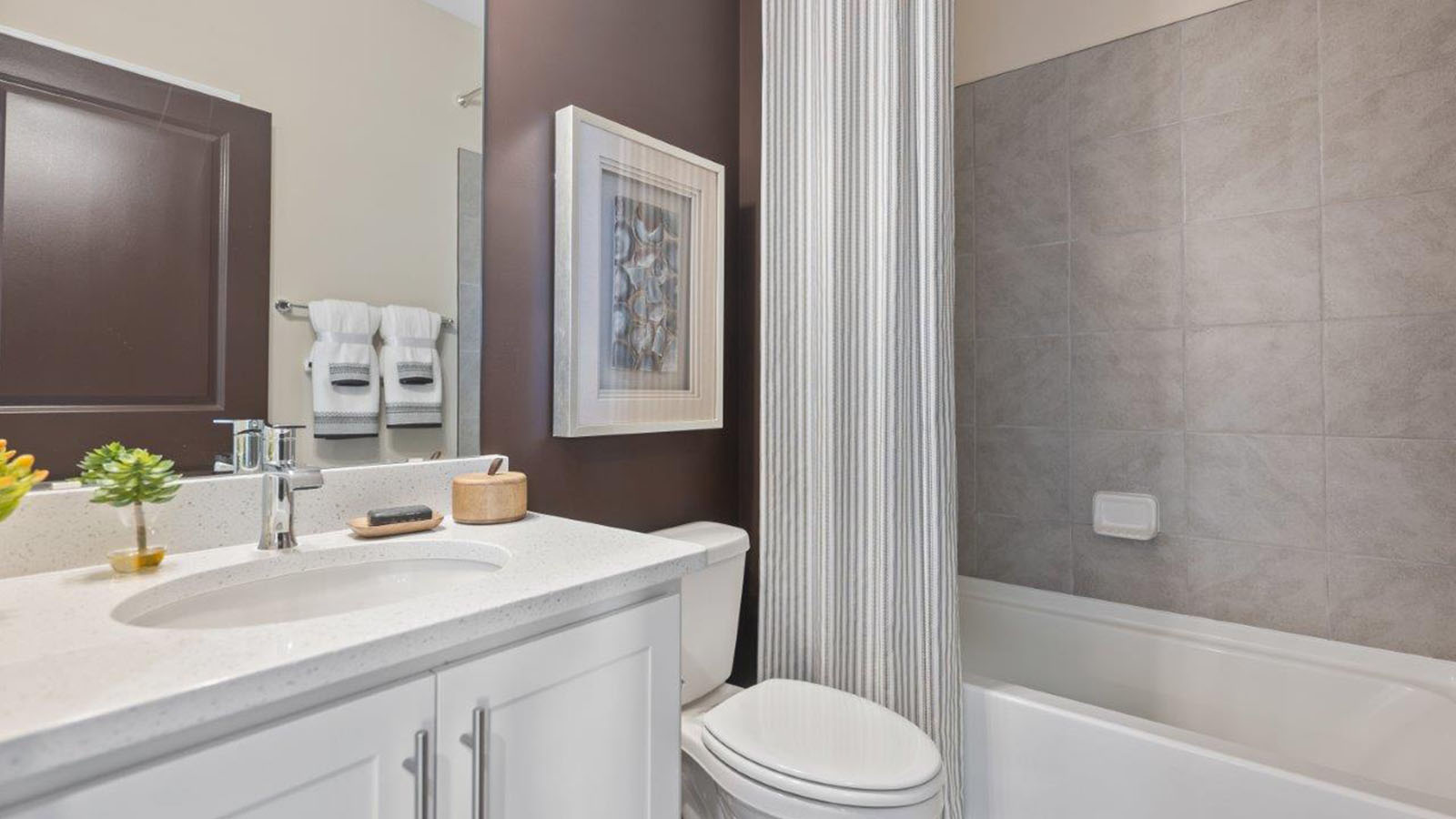 secondary full bathroom