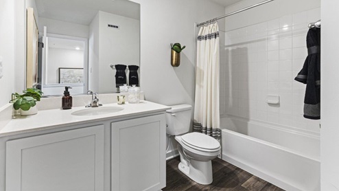 secondary full bathroom