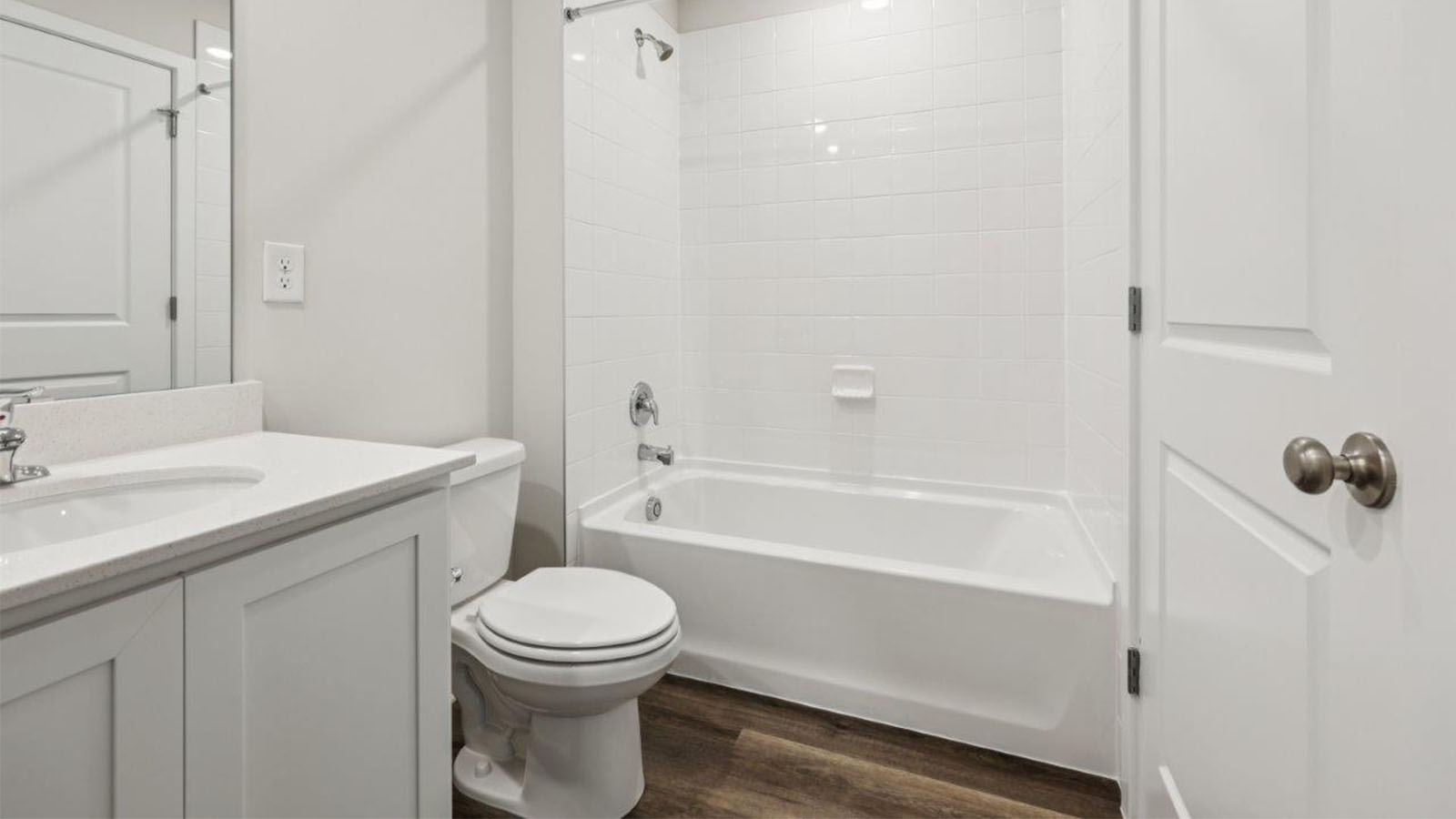 secondary full bathroom