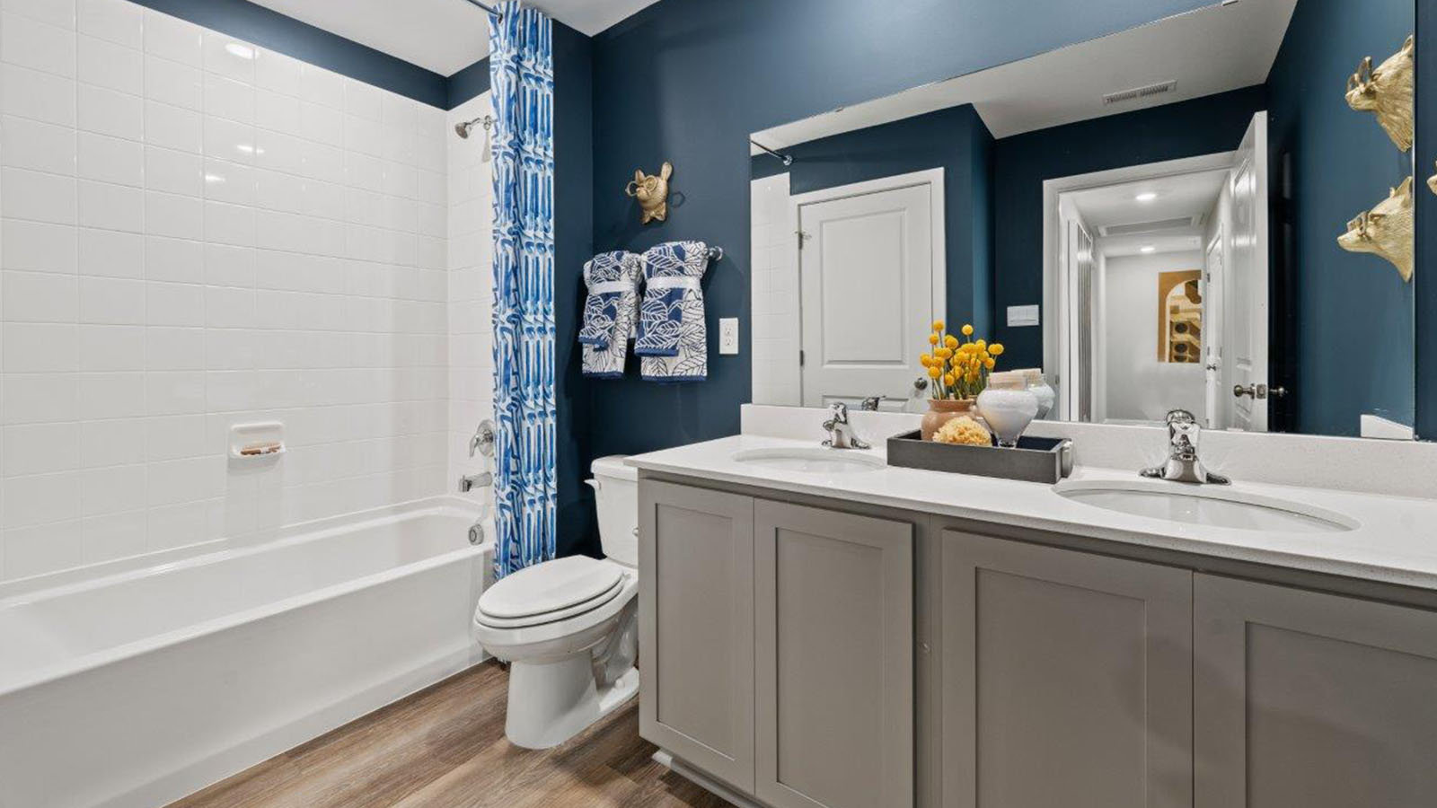 secondary full bathroom