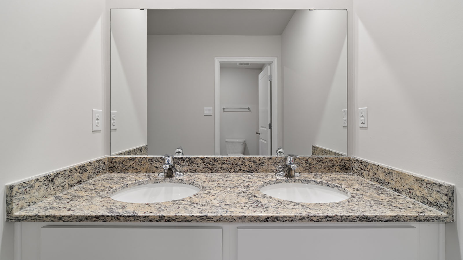 secondary full bathroom