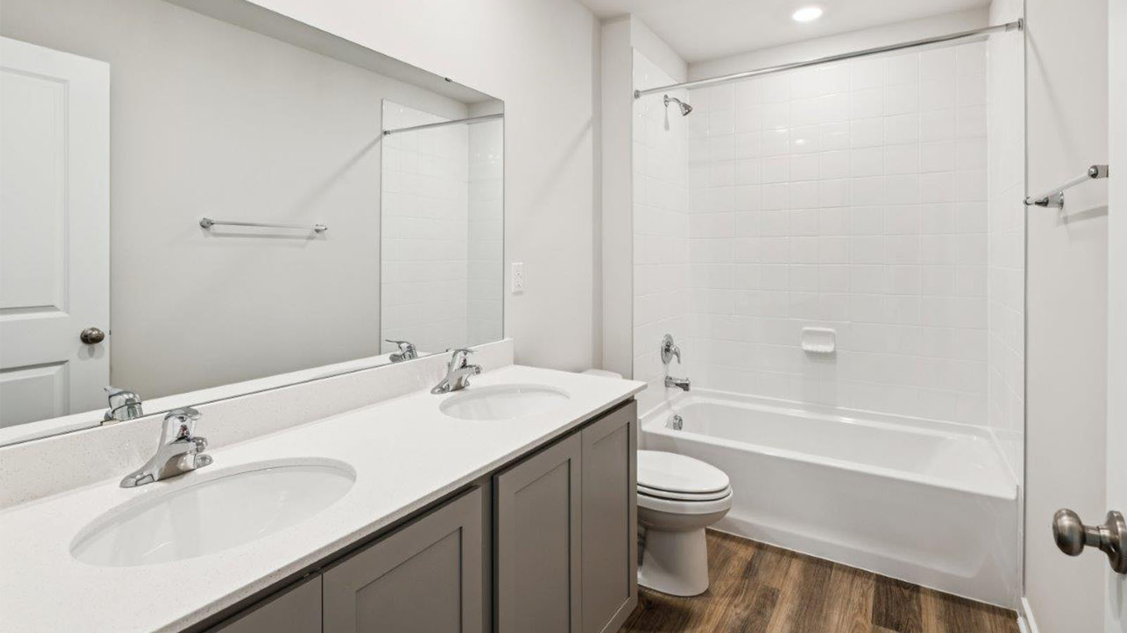 secondary full bathroom