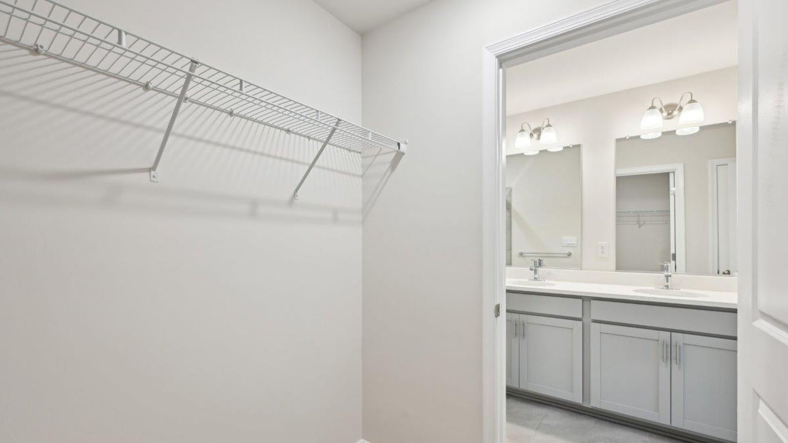 master bathroom walkin closet