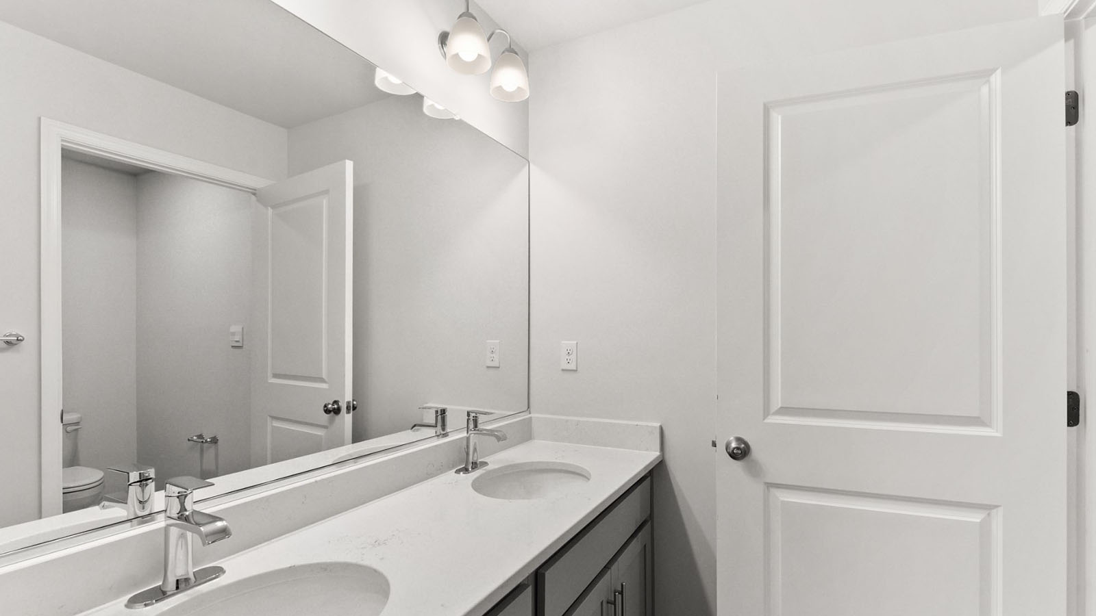 secondary full bathroom