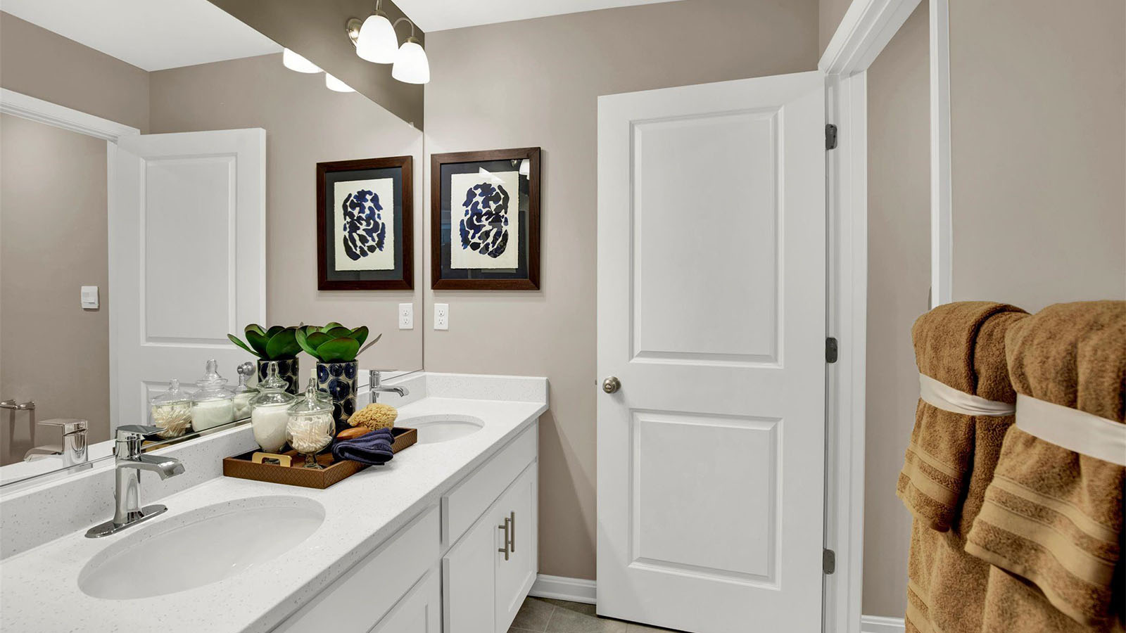 secondary full bathroom