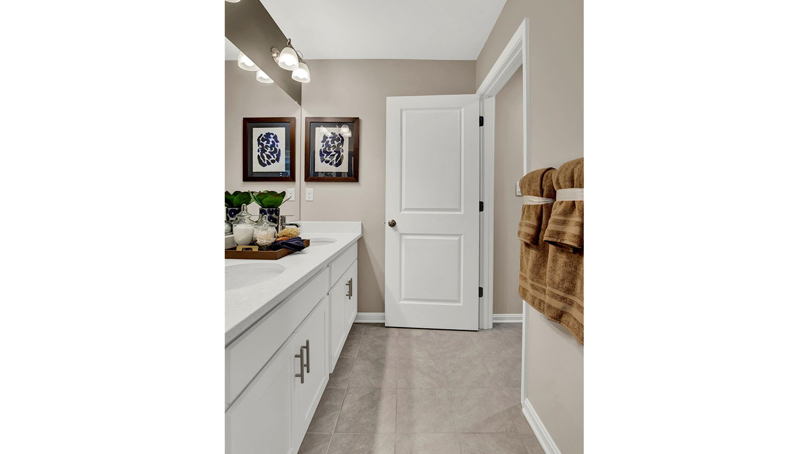 secondary full bathroom