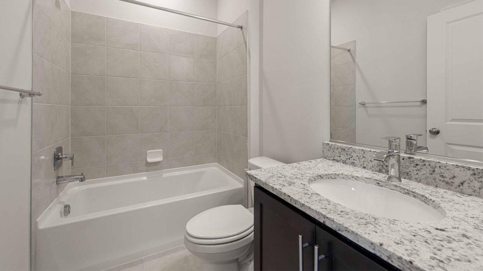 secondary full bathroom