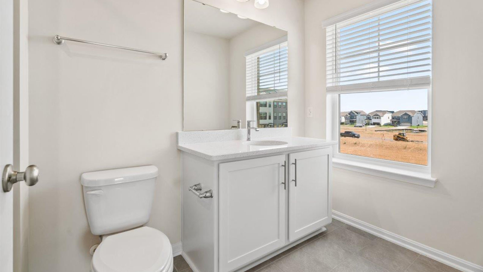 secondary full bathroom