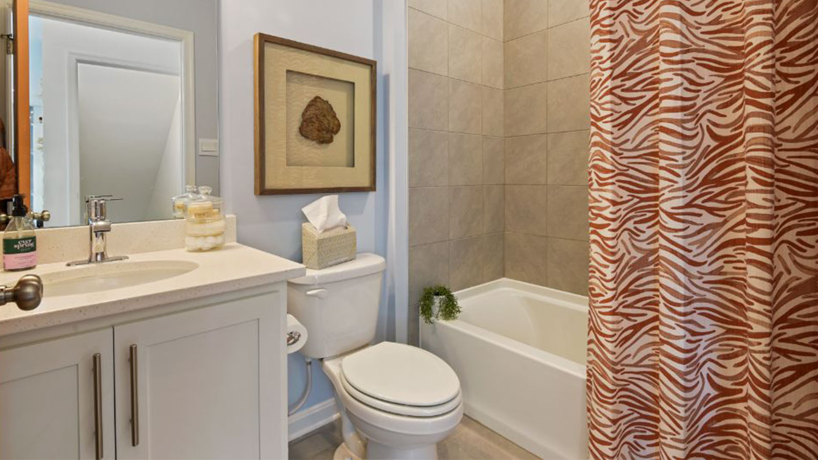 secondary full bathroom