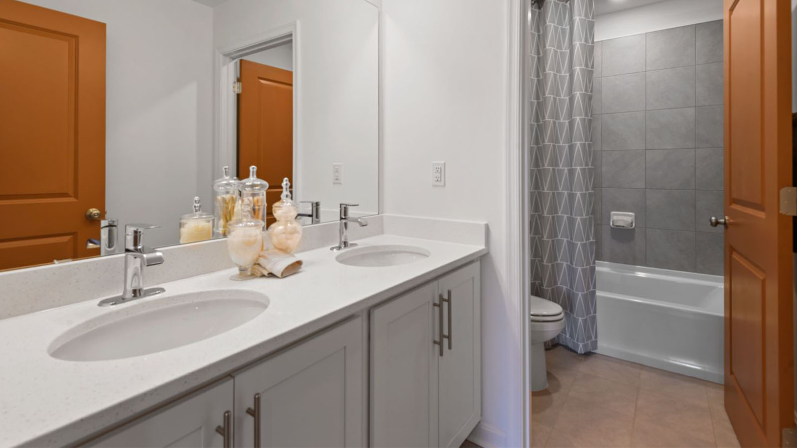 secondary full bathroom