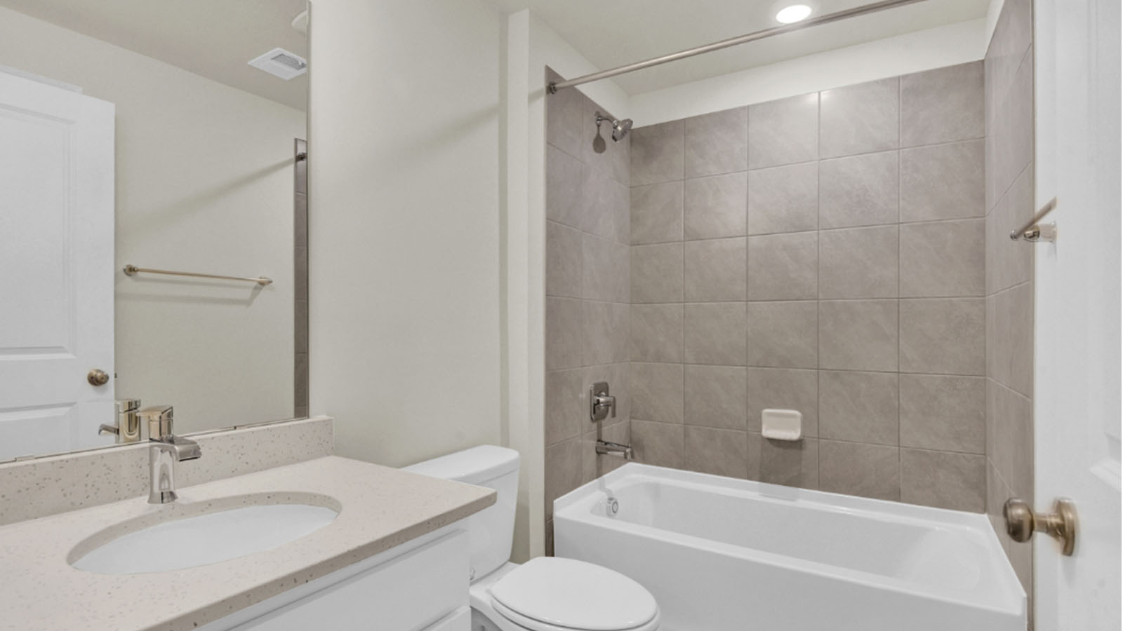 secondary full bathroom