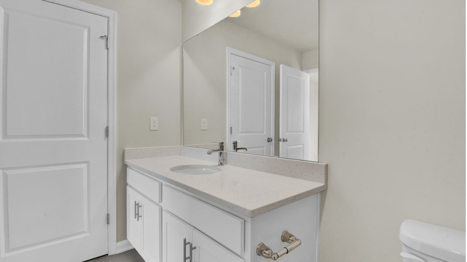 secondary full bathroom