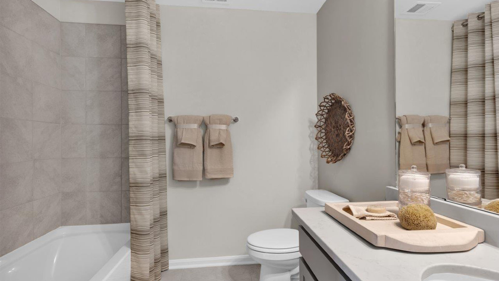 secondary full bathroom