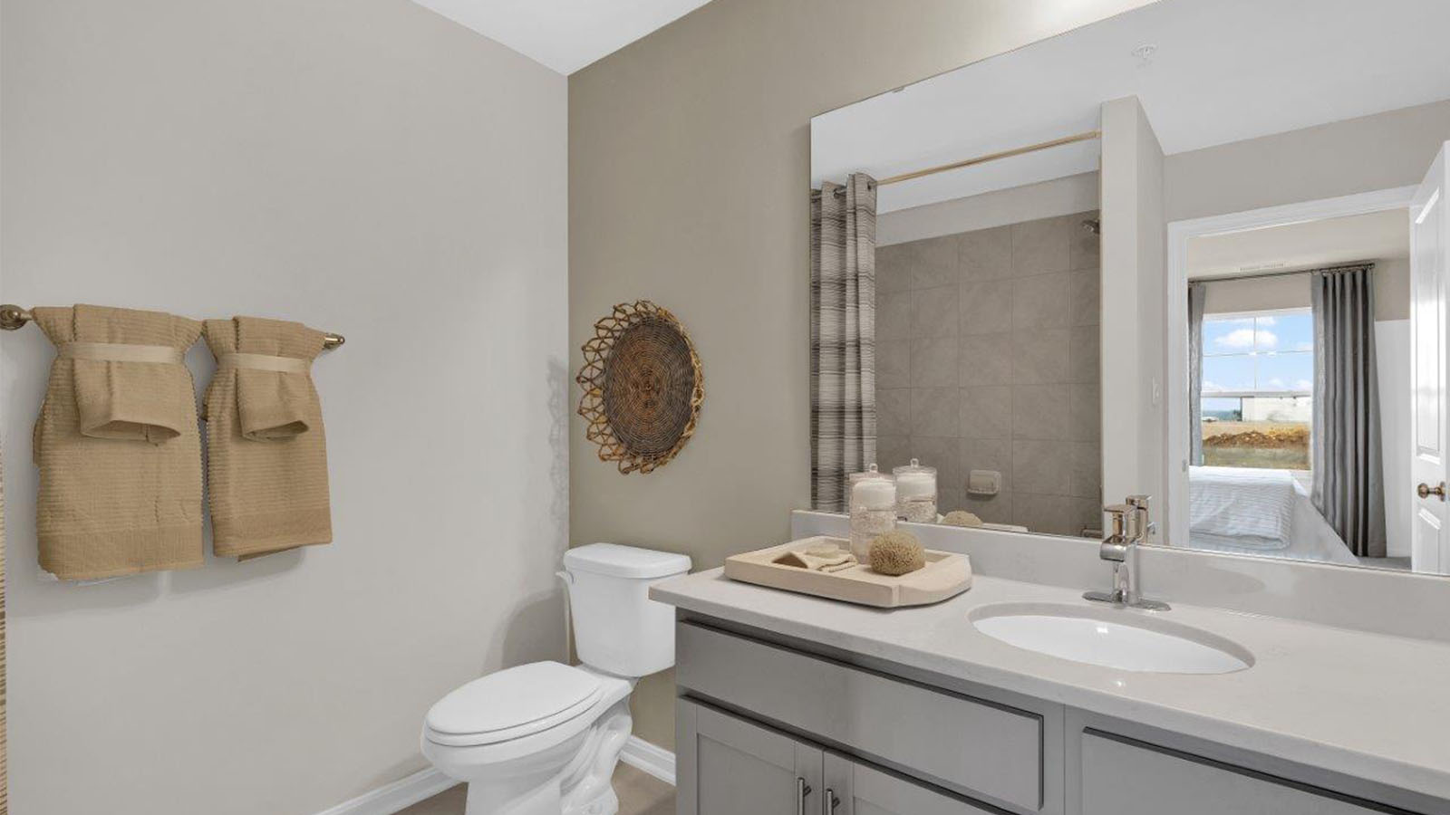 secondary full bathroom