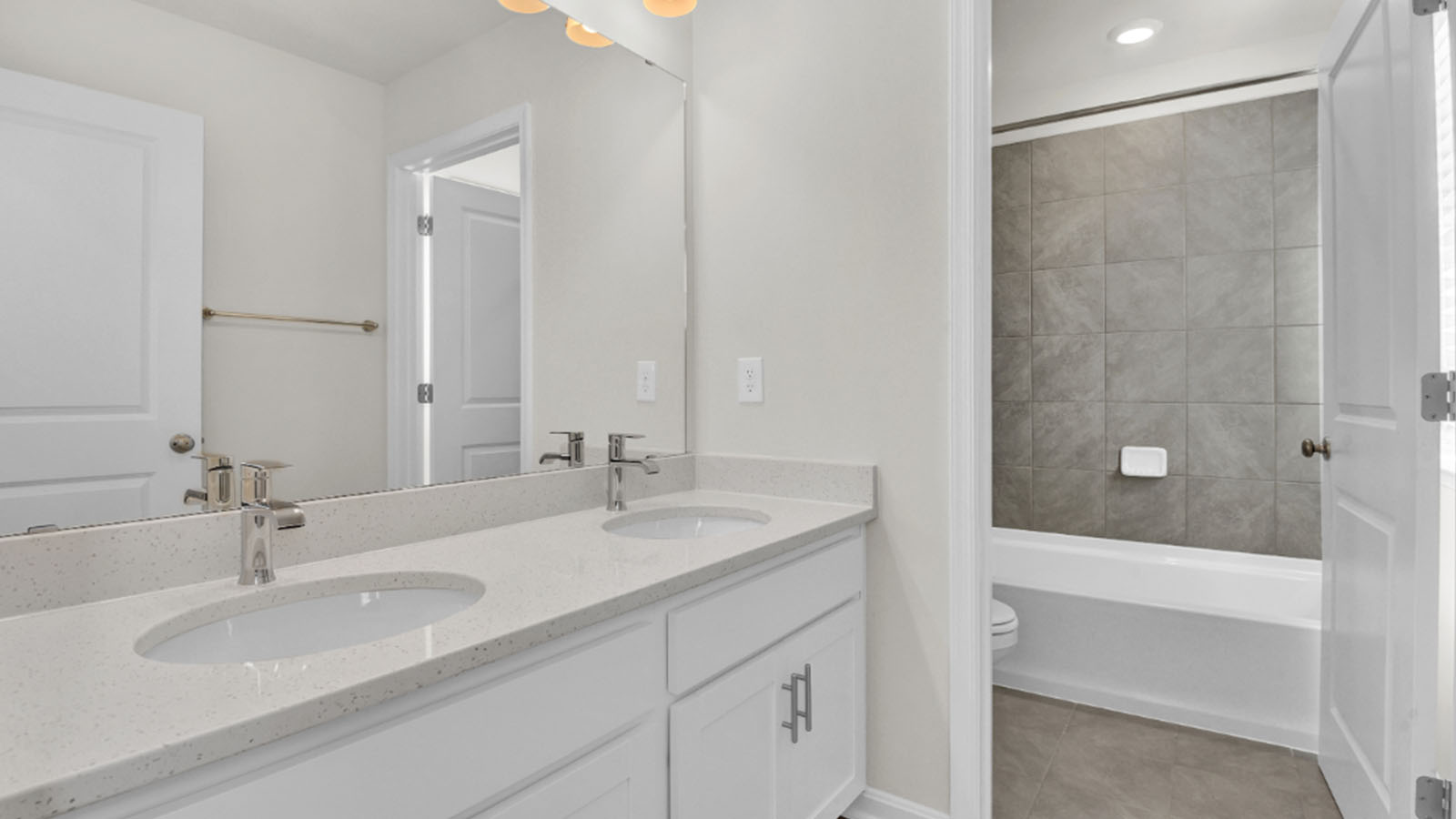 secondary full bathroom